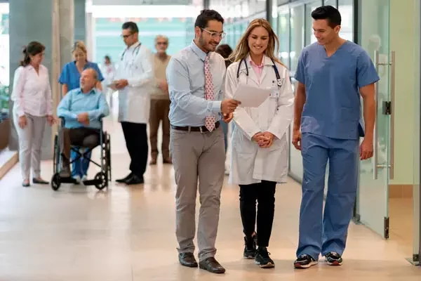 Seguro Médico vs. EPS: El Desafío del Acceso Inmediato a Especialistas en Colombia